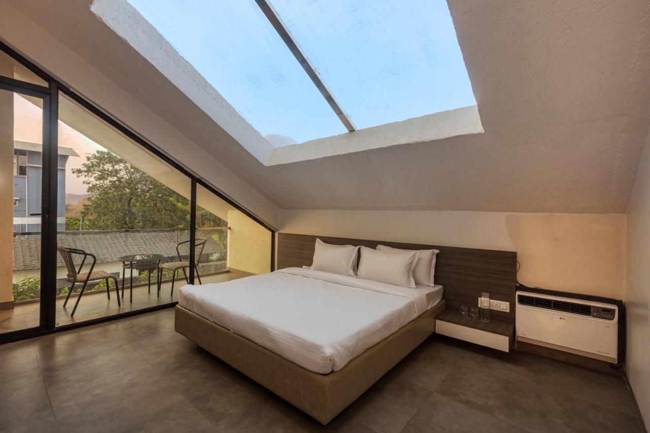 Saffronstays Stargazer, Karjat - Luxury Pool Villa With Lake View Esterno foto