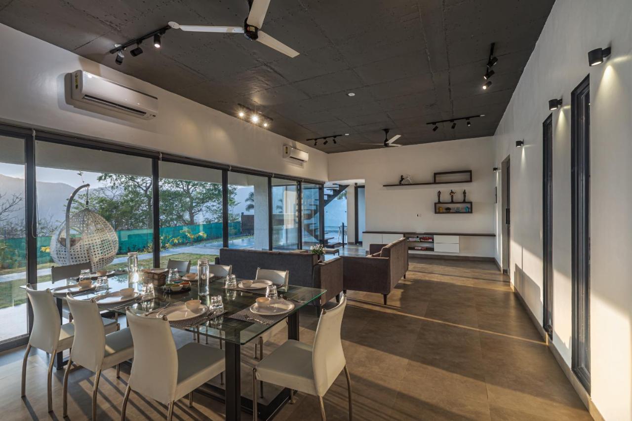 Saffronstays Stargazer, Karjat - Luxury Pool Villa With Lake View Esterno foto