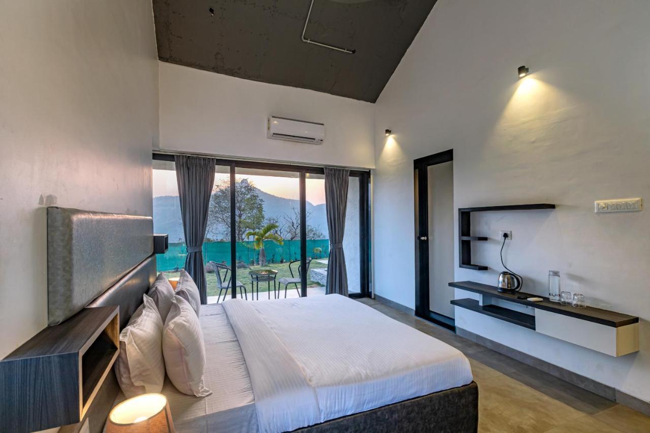Saffronstays Stargazer, Karjat - Luxury Pool Villa With Lake View Esterno foto