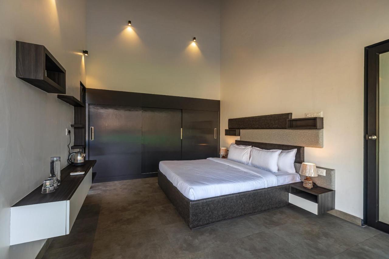 Saffronstays Stargazer, Karjat - Luxury Pool Villa With Lake View Esterno foto
